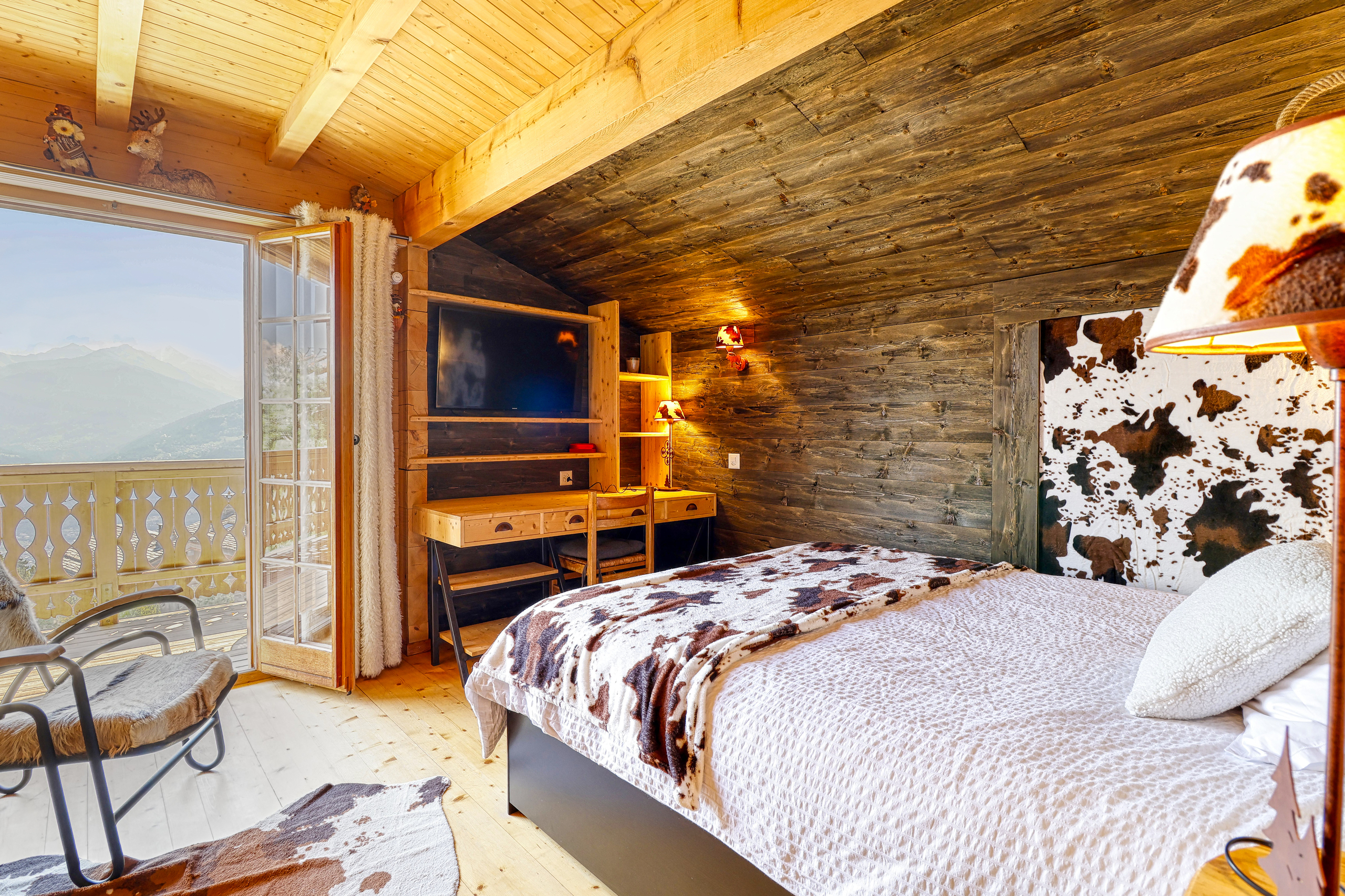 Rustikales Schlafzimmer mit Balkonblick