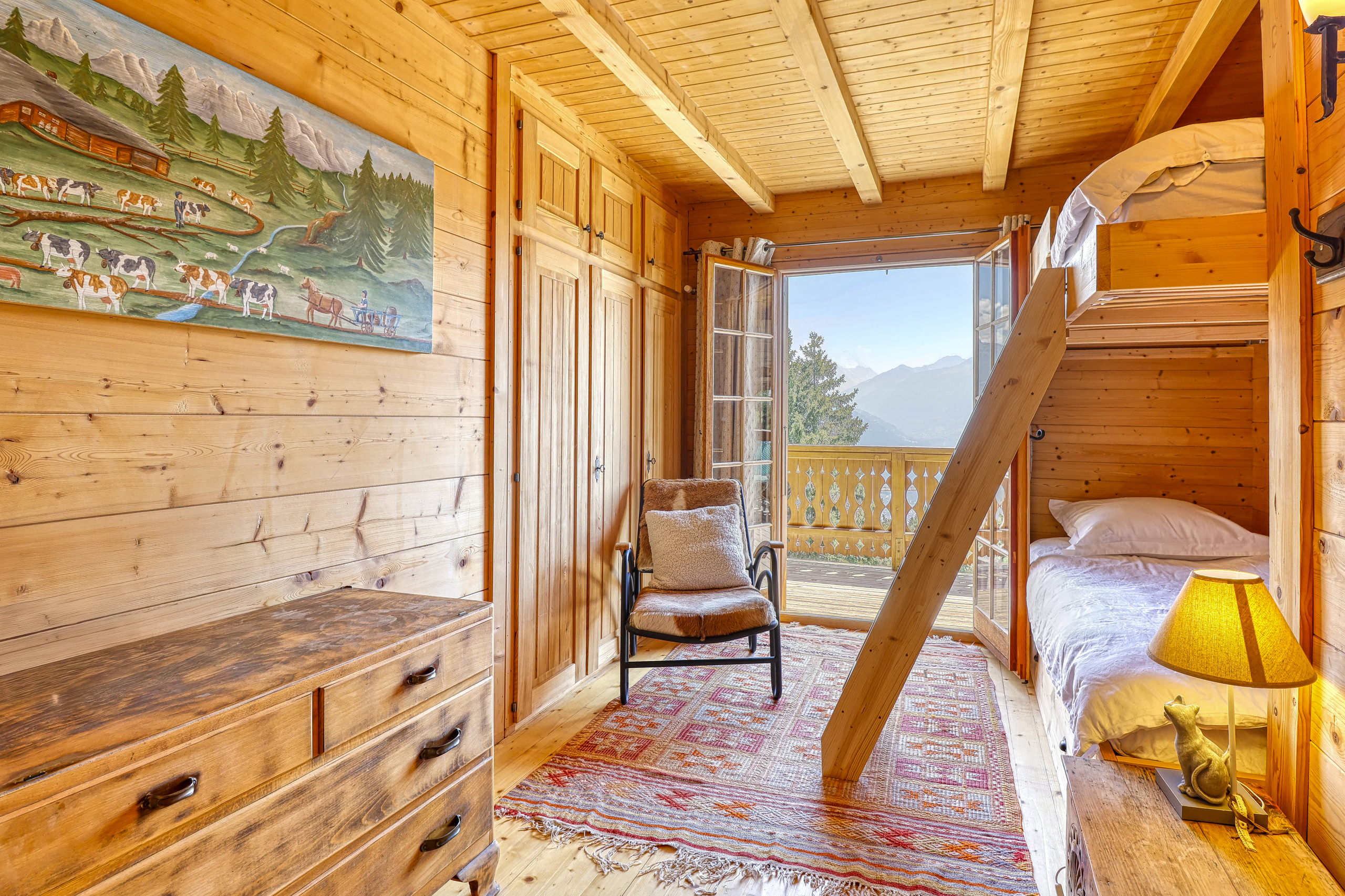 Rustikales Holzschlafzimmer mit Alpenblick