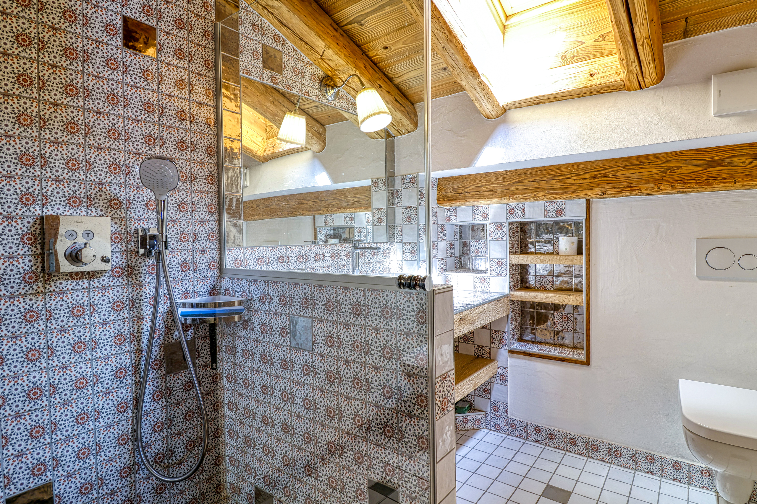 Badezimmer mit Mosaikfliesen und Holzdecke