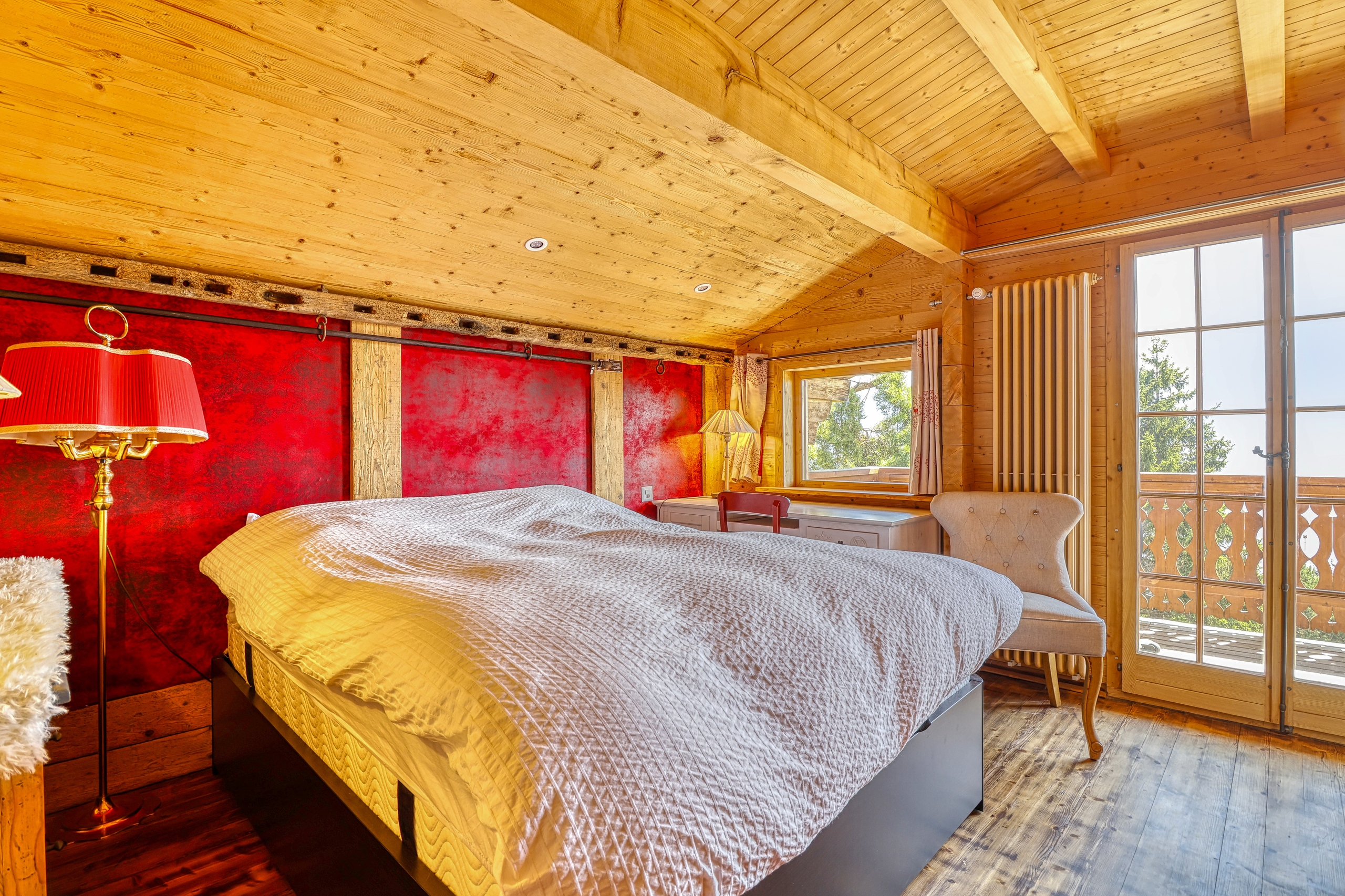 Gemütliches Holzschlafzimmer mit Balkon