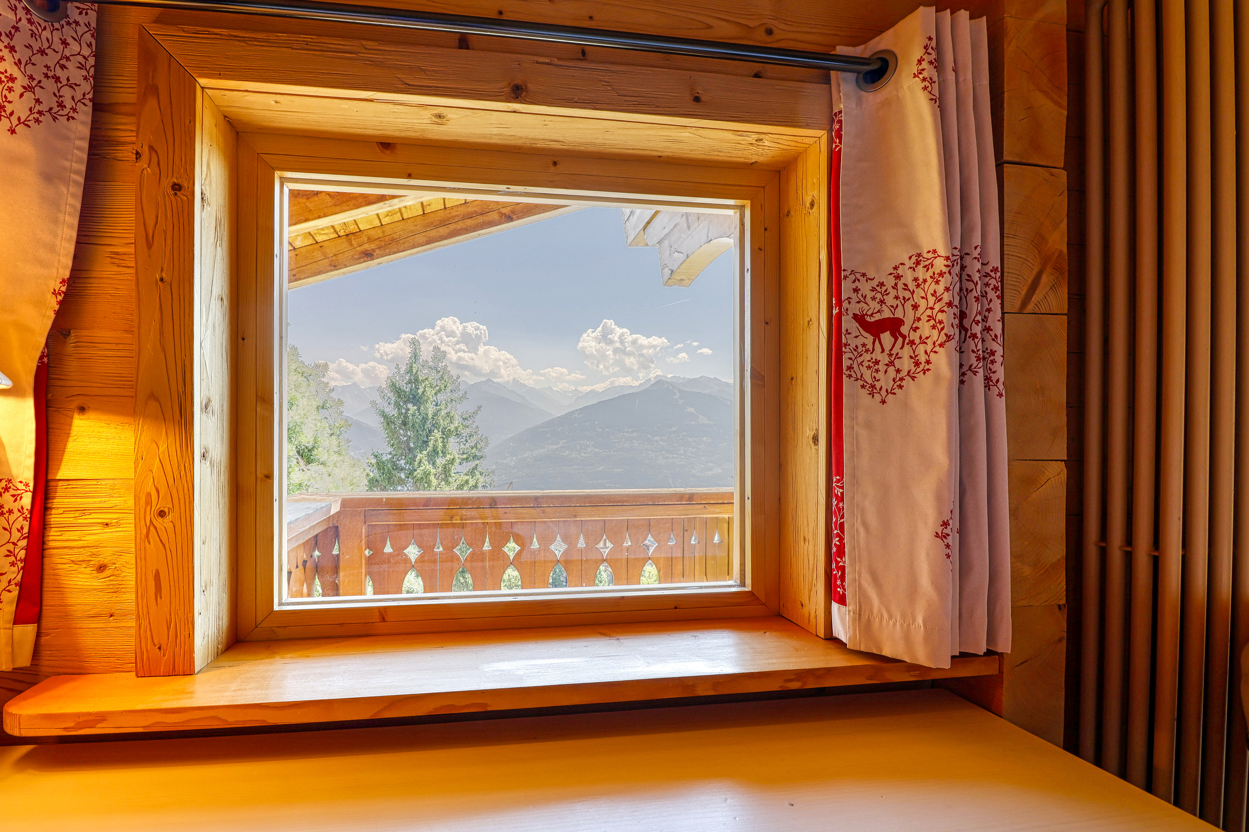Bergblick durch ein Holzfenster