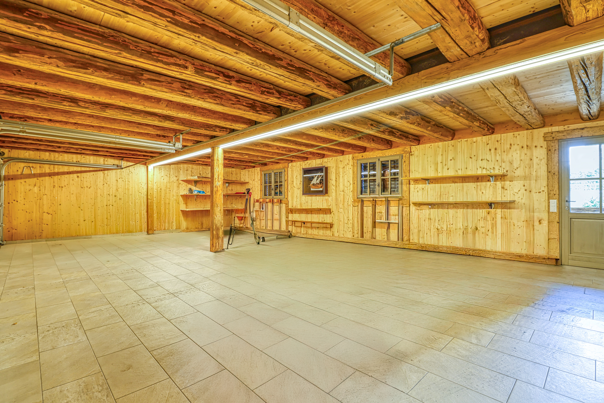 Große Holzgarage mit Fliesenboden