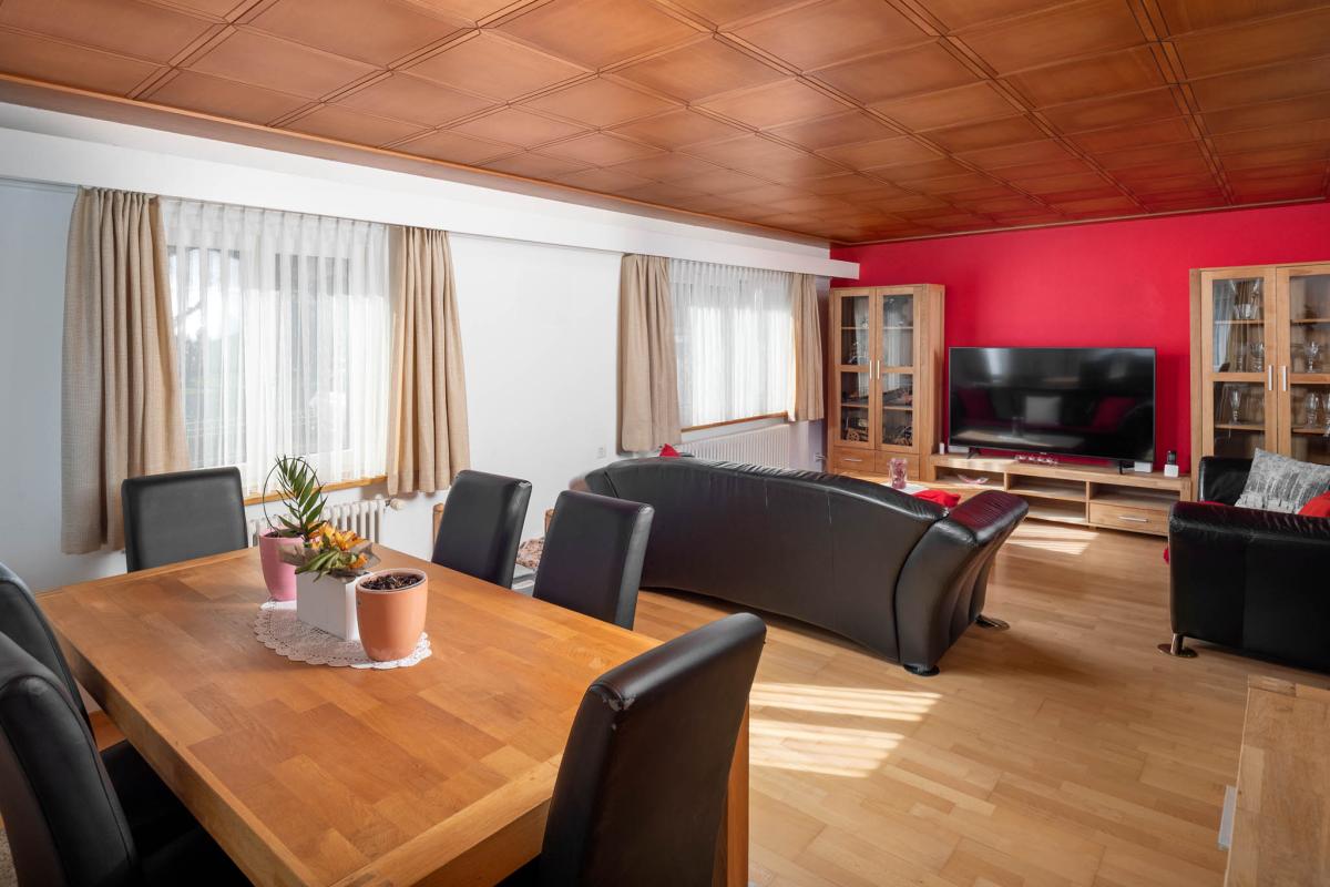 Wohn- und Esszimmer mit Holzdecke