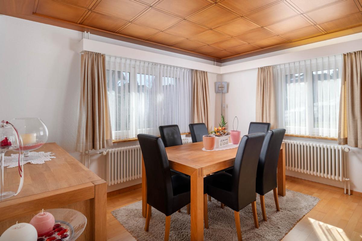 Esszimmer mit Holztisch und schwarzen Stühlen