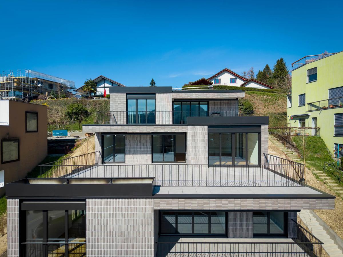 Moderne terrassierte Wohnhausfassade