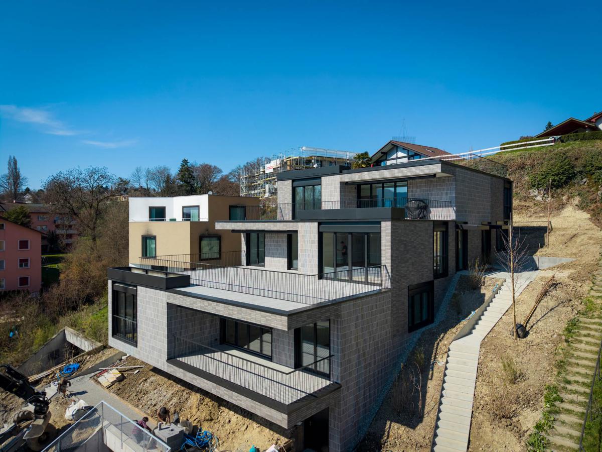 Moderne Neubauvilla am Hang