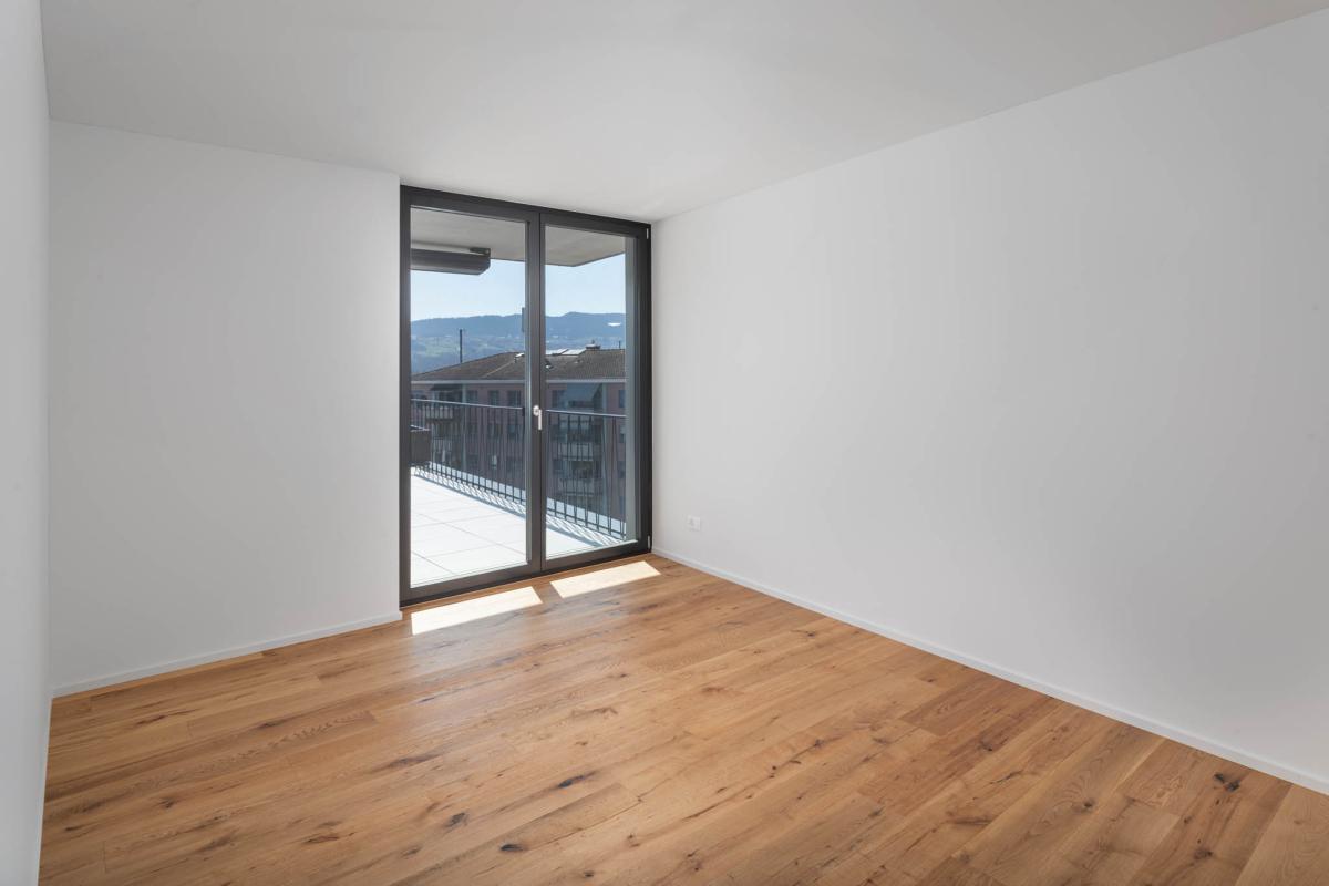 Leerer heller Raum mit Balkonblick