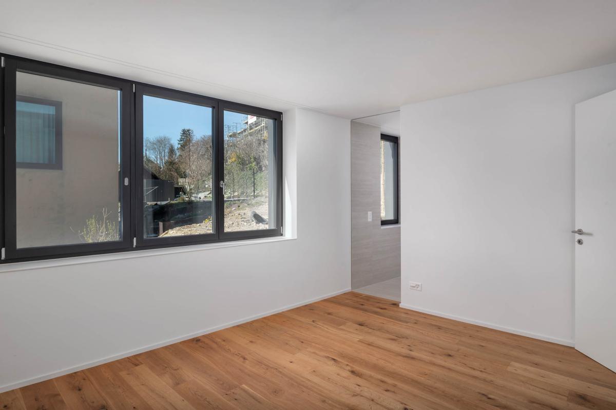 Modernes, leer geräumtes Zimmer mit Eichenboden