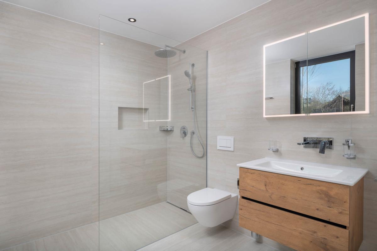 Modernes Badezimmer mit Walk-in-Dusche und Waschtisch