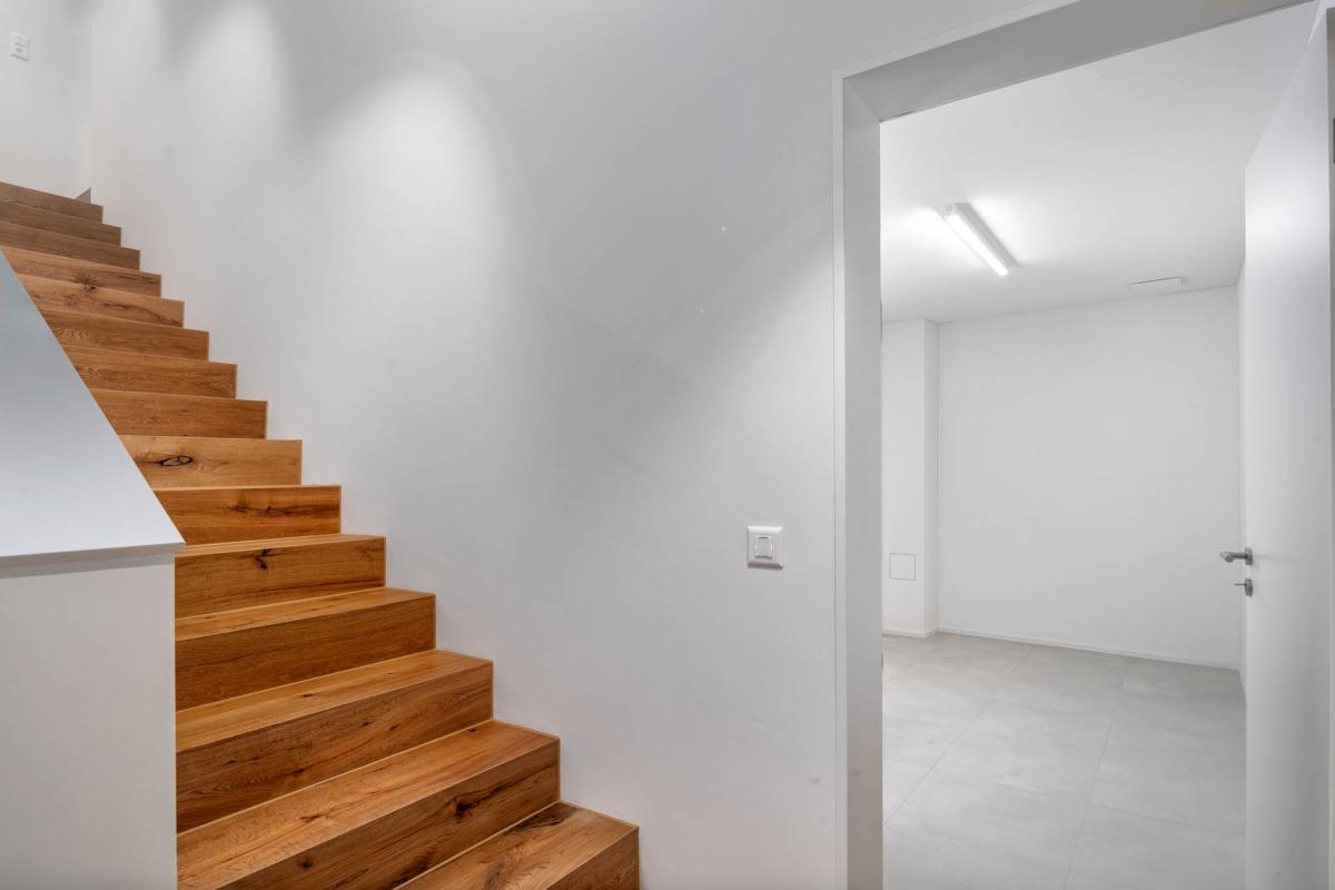 Treppenhaus mit angrenzendem Raum