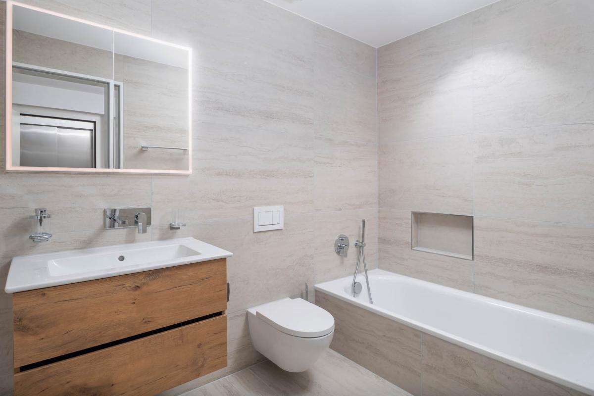 Modernes Badezimmer mit Badewanne und Waschtisch