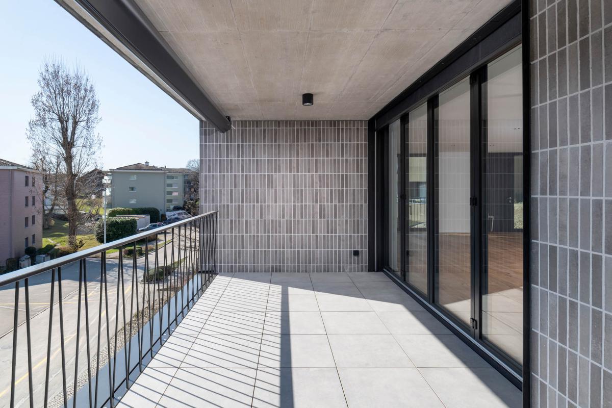Balkon mit bodentiefen Schiebetüren