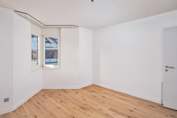 Helles, leerstehendes Zimmer mit Holzboden