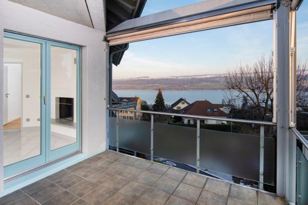 Überdachter Balkon mit Seeblick
