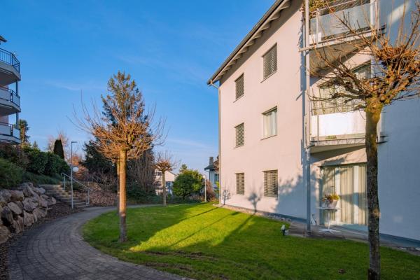 Wohngebäude mit gepflegter Grünfläche