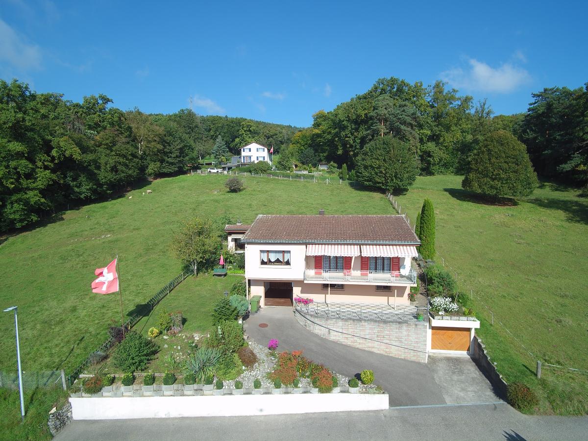 Ländliches Wohnhaus mit großem Grünhang