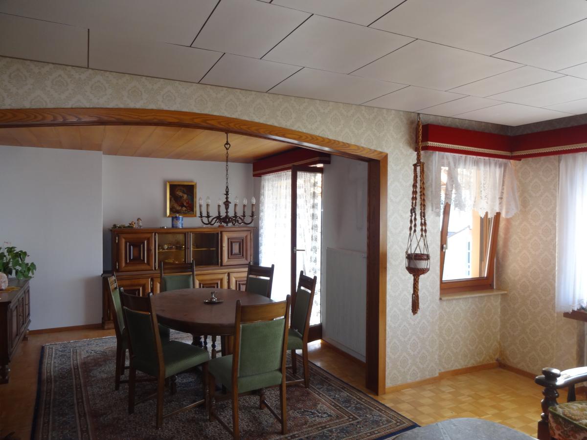 Klassisches Esszimmer mit Blick in einen weiteren Wohnbereich