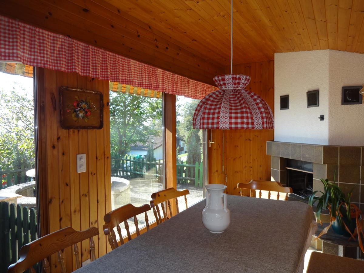 Gemütlicher Essbereich mit Kamin
