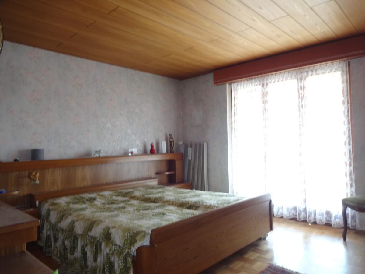 Schlafzimmer mit Holzdecke und Tageslicht