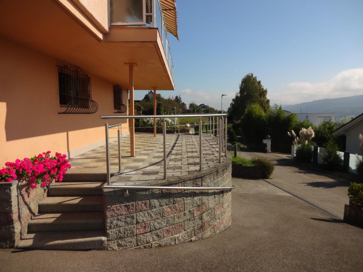 Außenansicht einer Terrasse mit Eingangsbereich