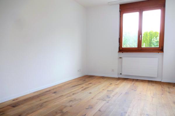 Heller leerer Raum mit Holzfenster