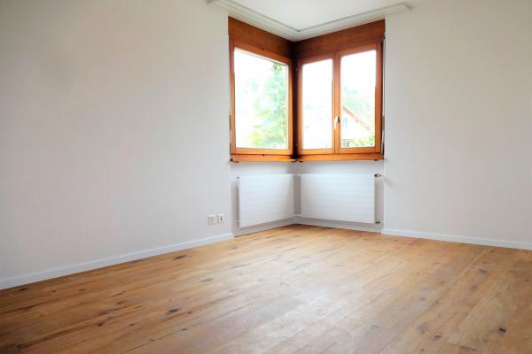 Leerer heller Raum mit Eckfenster