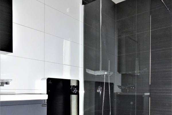 Modernes Badezimmer mit Dusche
