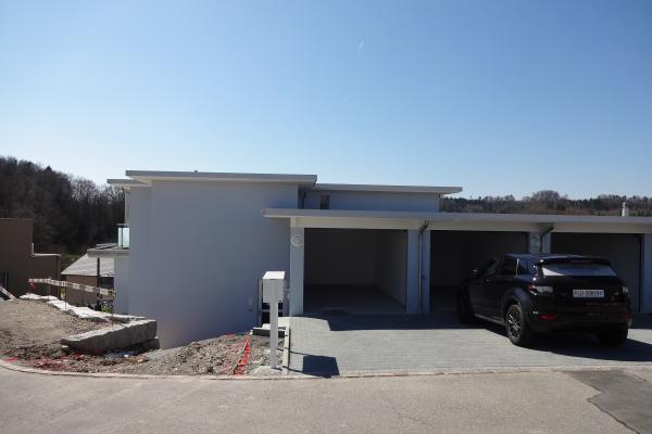 Moderne Garage und Hauseingang
