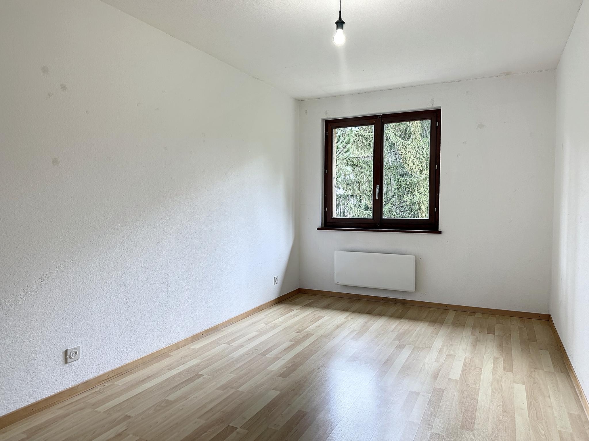 Leerer heller Raum mit Holzfenster
