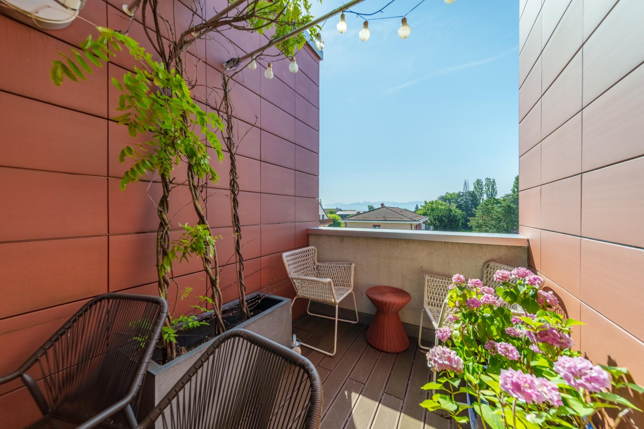 Balkon mit Pflanzen und Sitzbereich