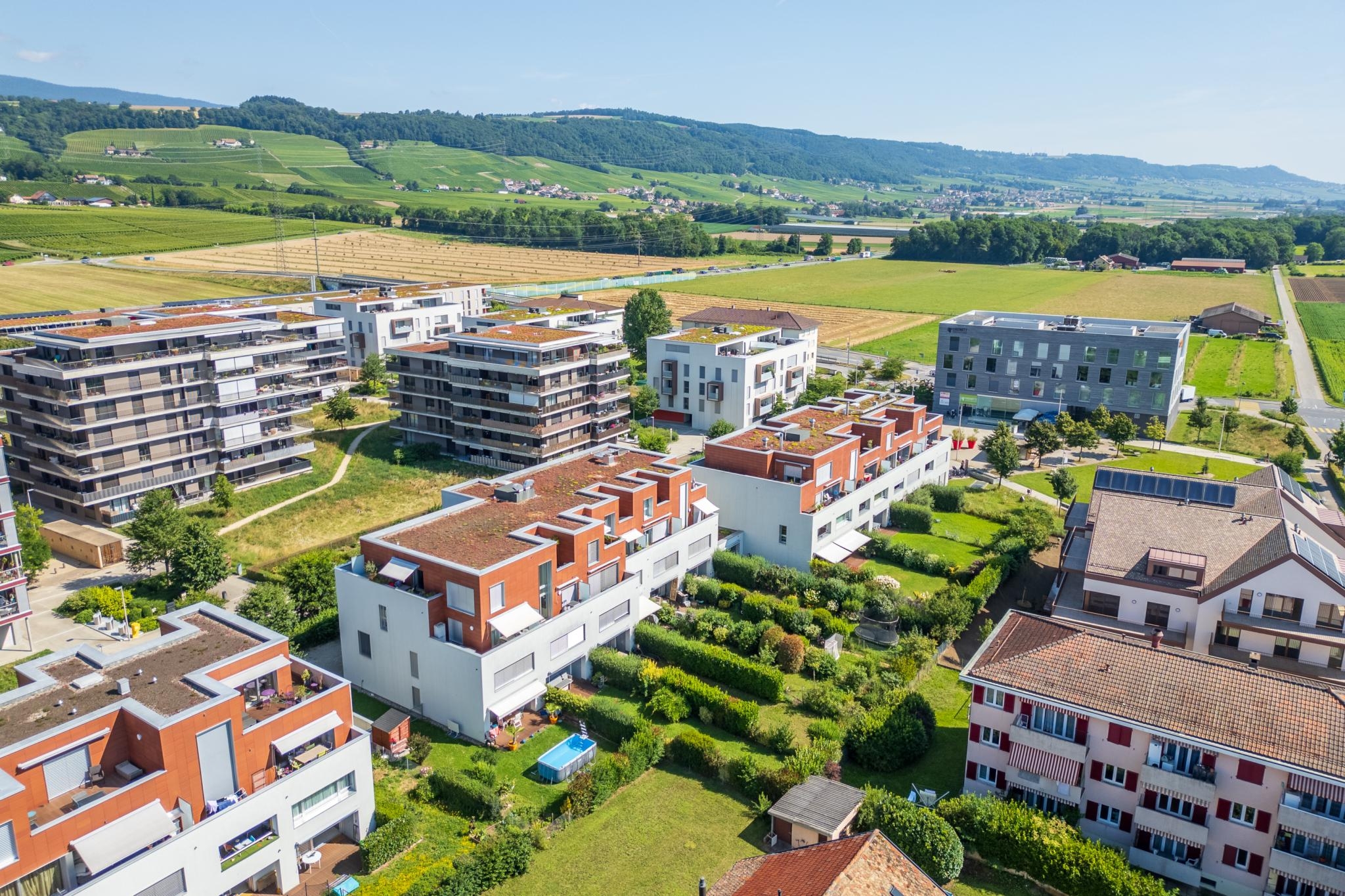 Luftaufnahme einer Wohnsiedlung mit Blick ins grüne Umland