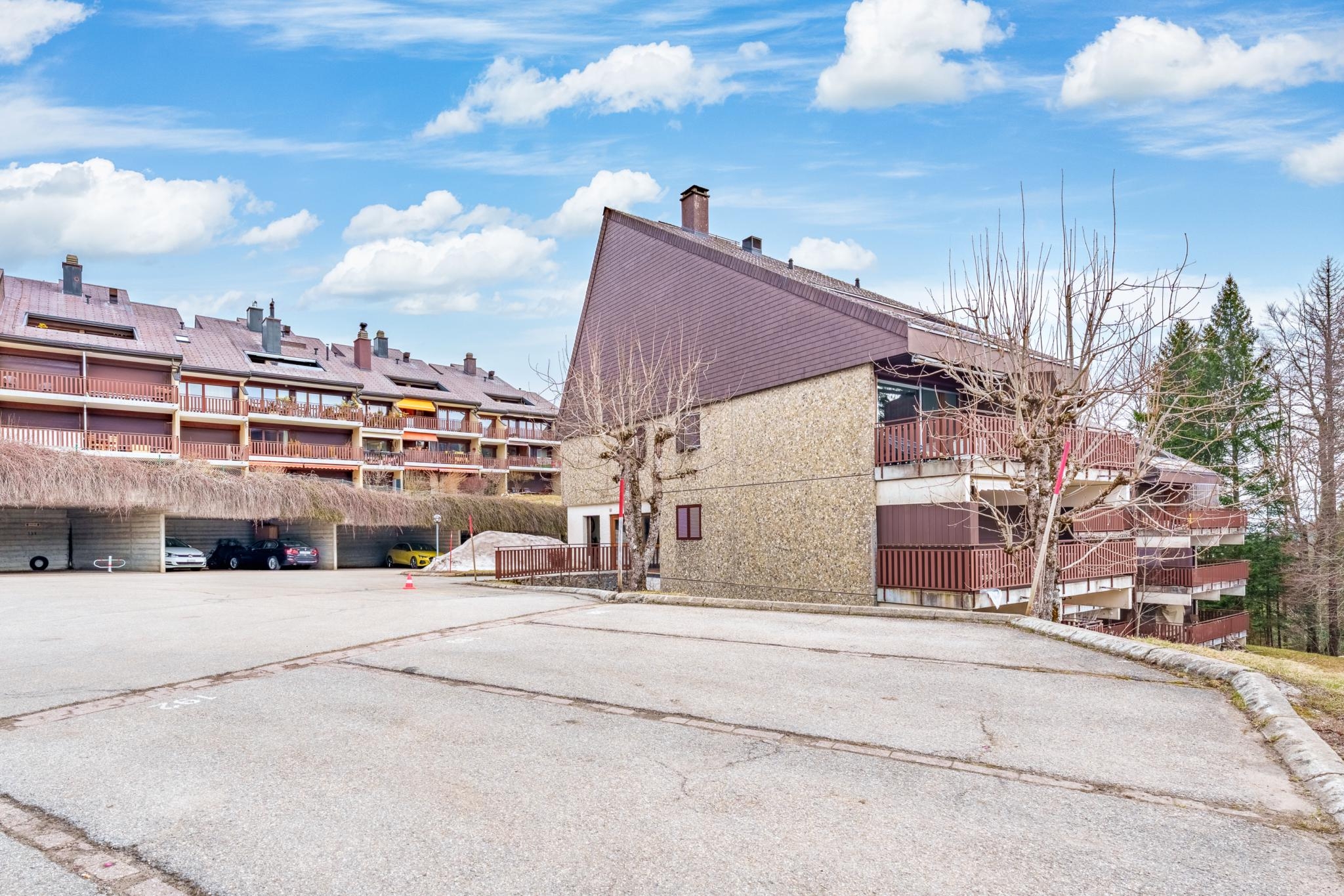 Wohnanlage mit Balkon- und Garagenbereich