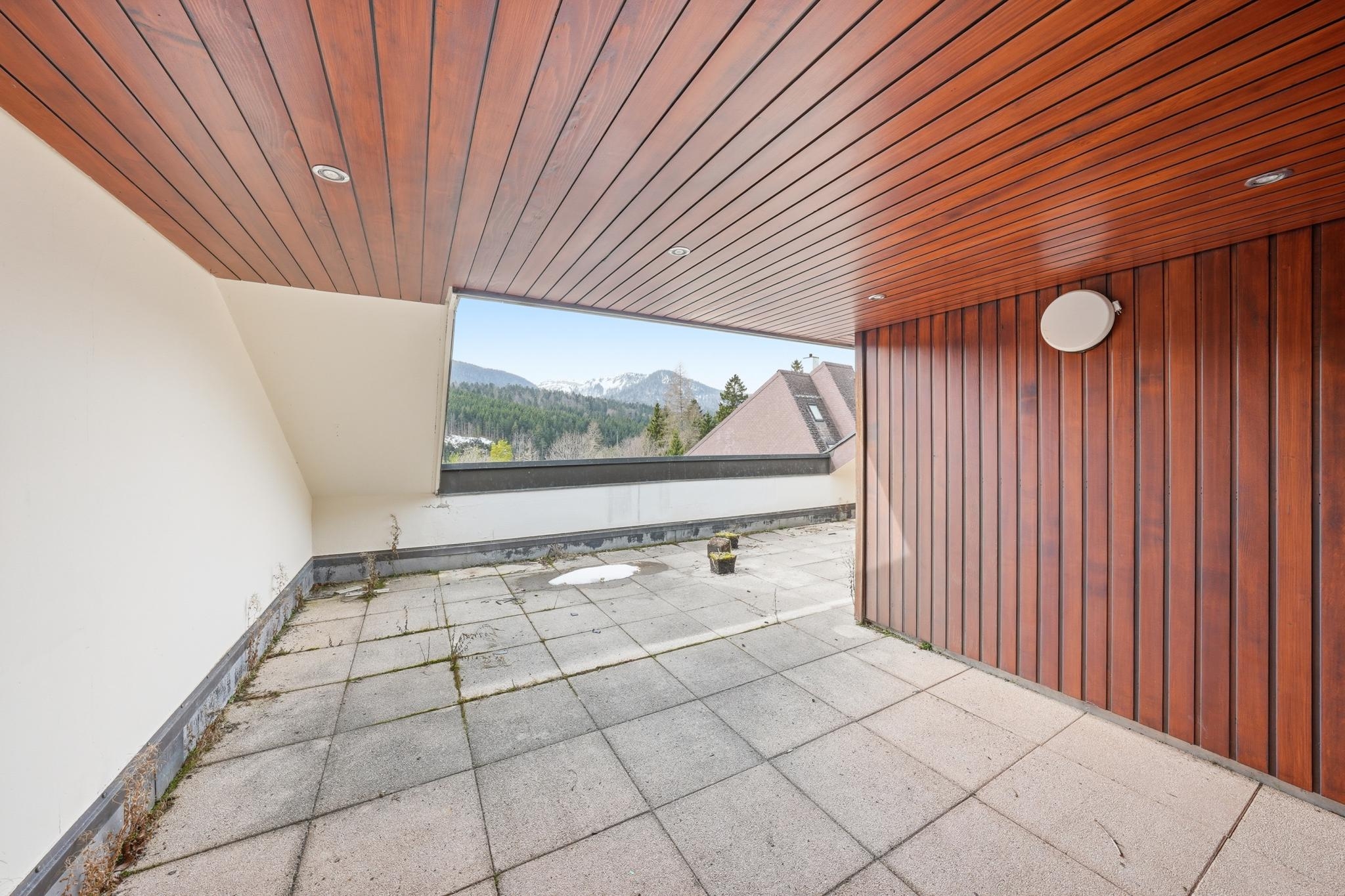 Überdachte Dachterrasse mit Bergblick