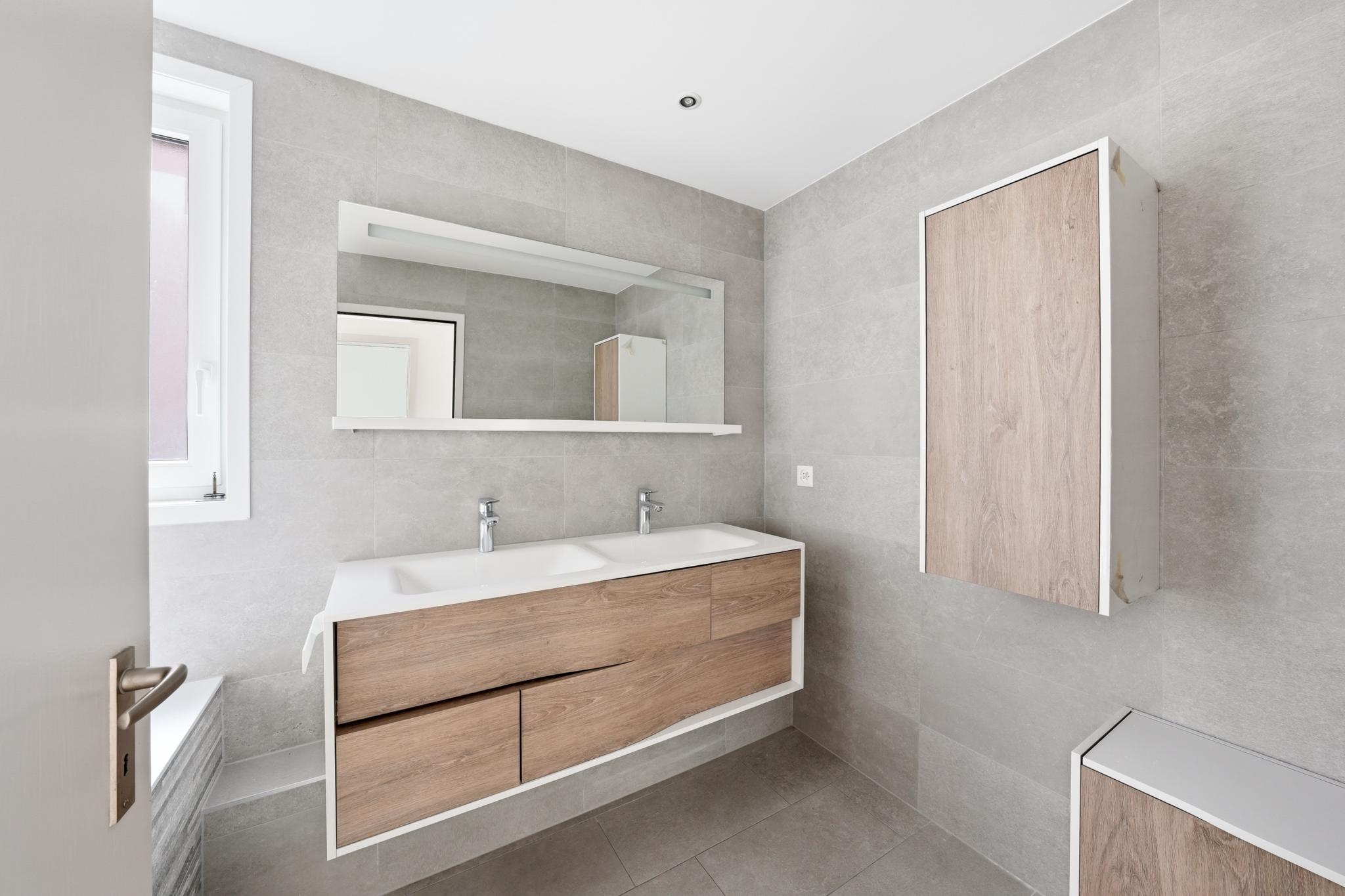 Modernes Badezimmer mit Doppelwaschtisch