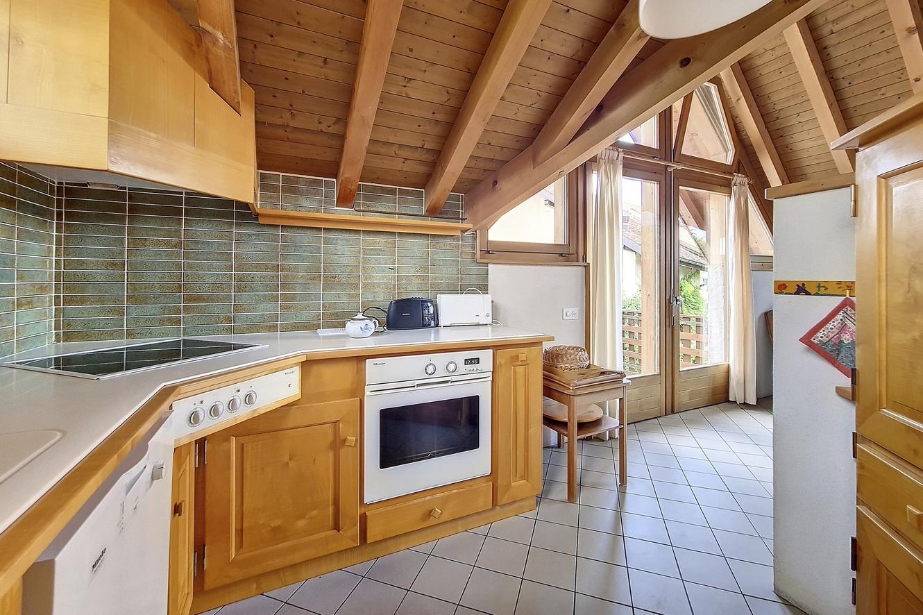 Gemütliche Dachgeschossküche mit Holzdecke