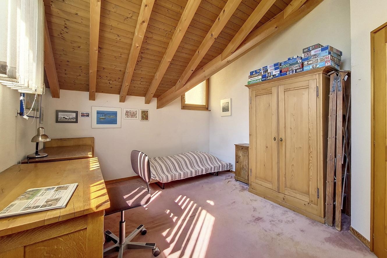 Dachzimmer mit Einzelbett und Stauraum