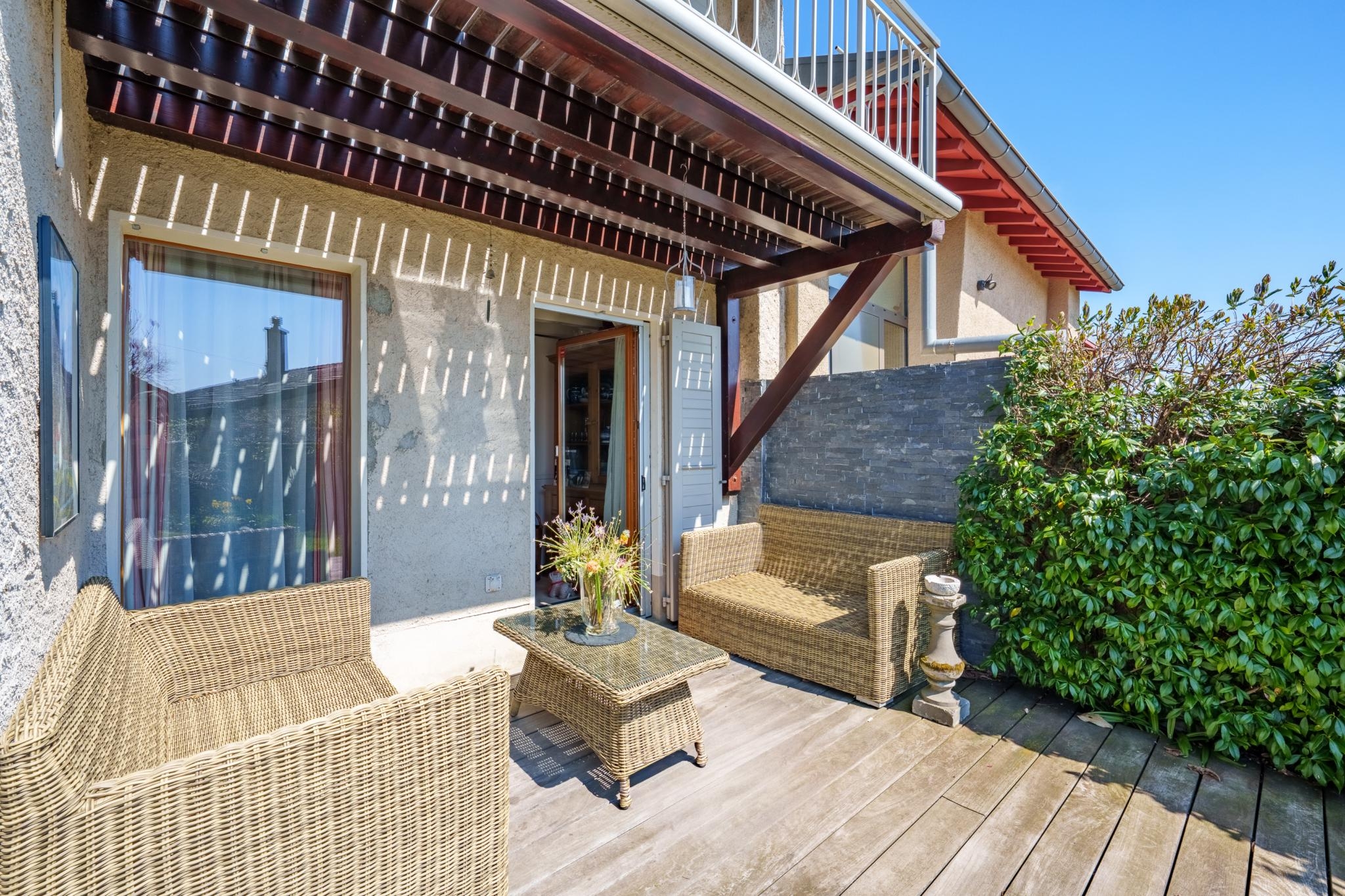 Überdachte Terrasse mit Sitzgruppe