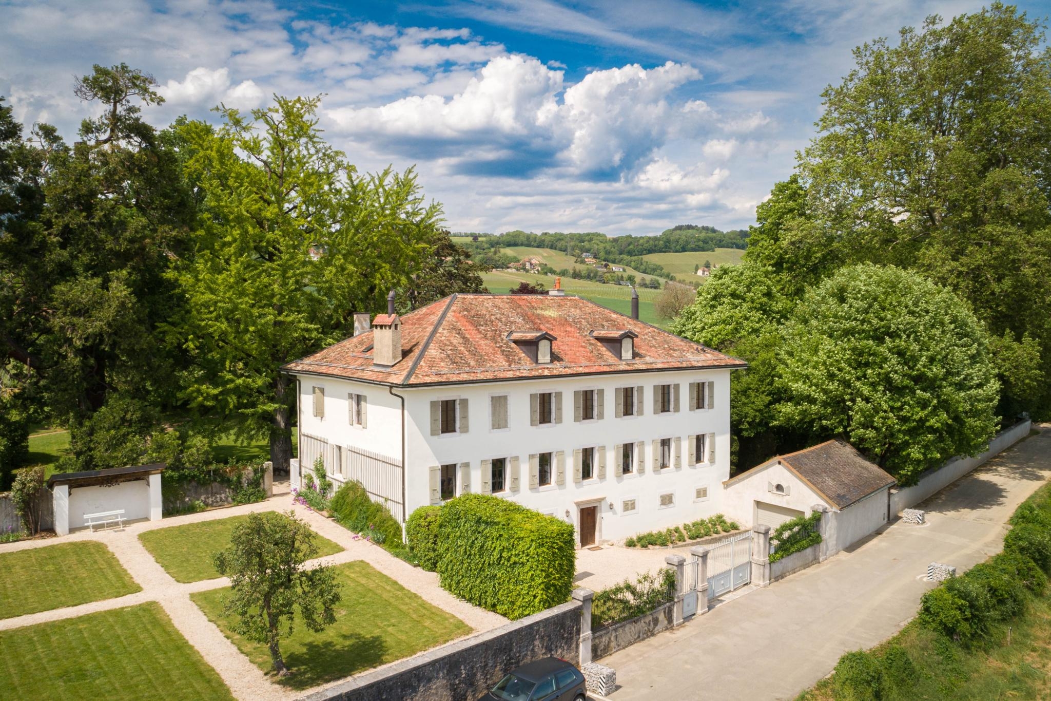 Historische Villa in grüner Landschaft