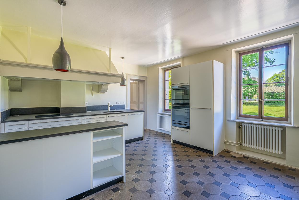 Helle Küche mit Gartenblick