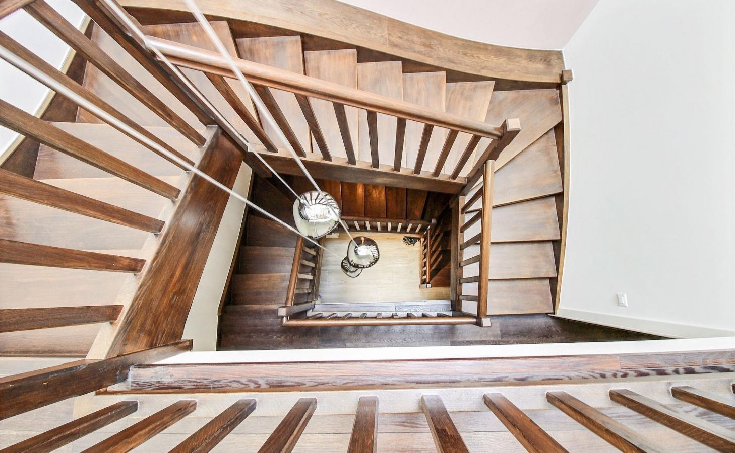 Treppenhaus mit Holzgeländer