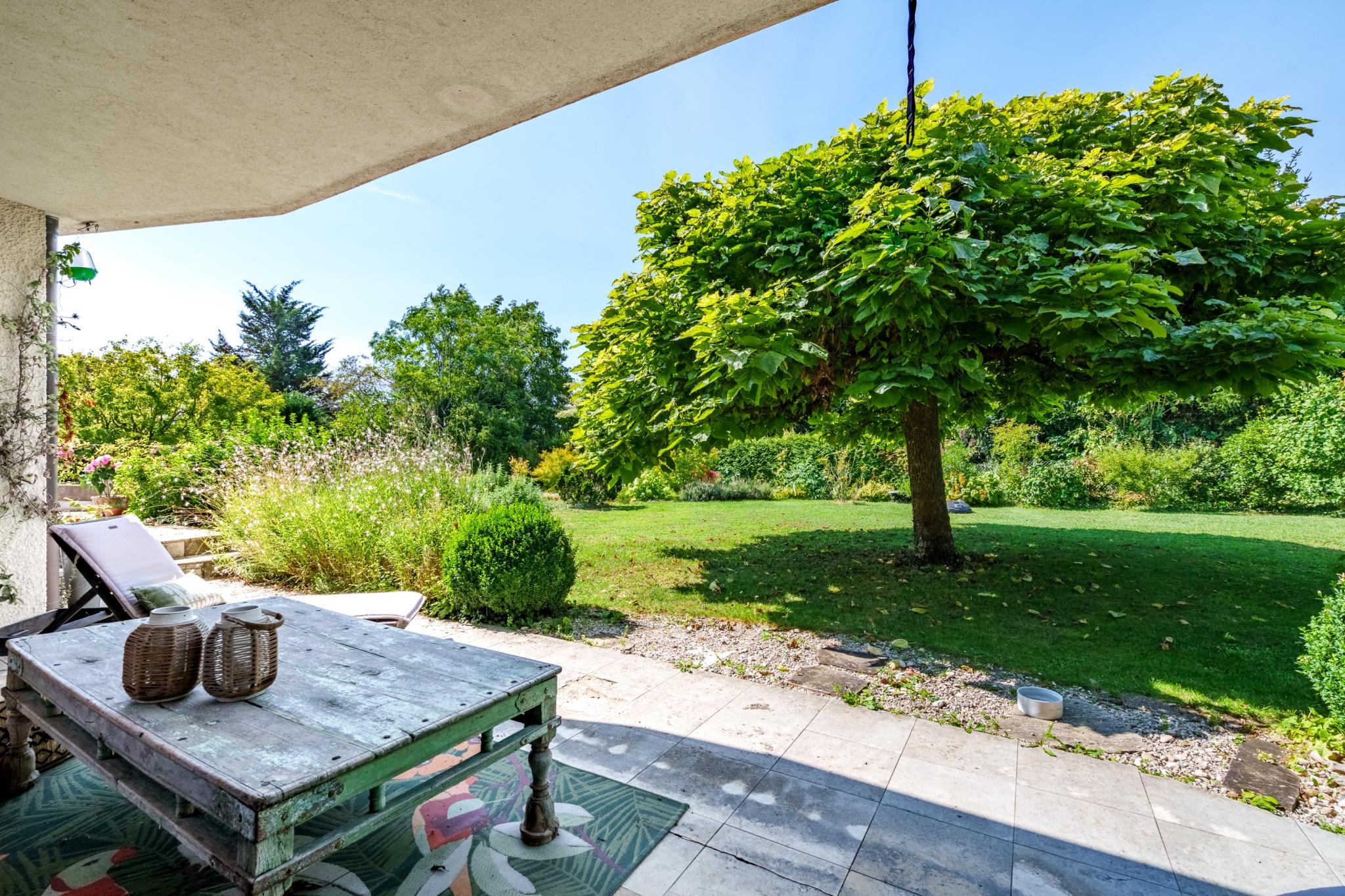 Terrasse mit Blick in den Garten