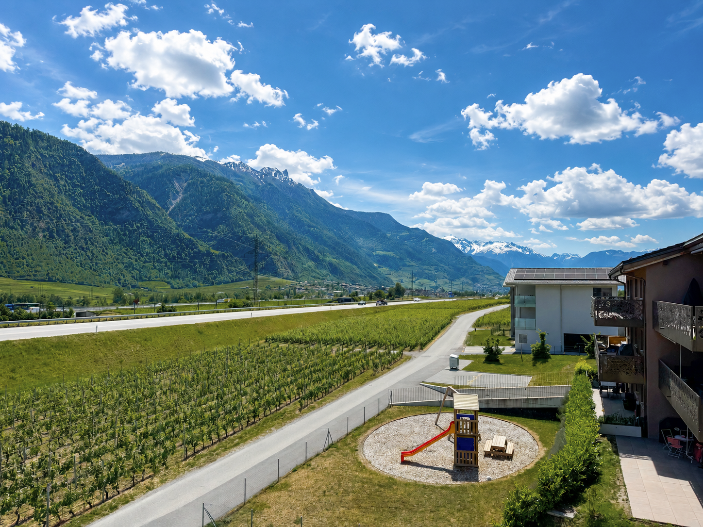 Bergblick über Wohnanlage mit Spielplatz