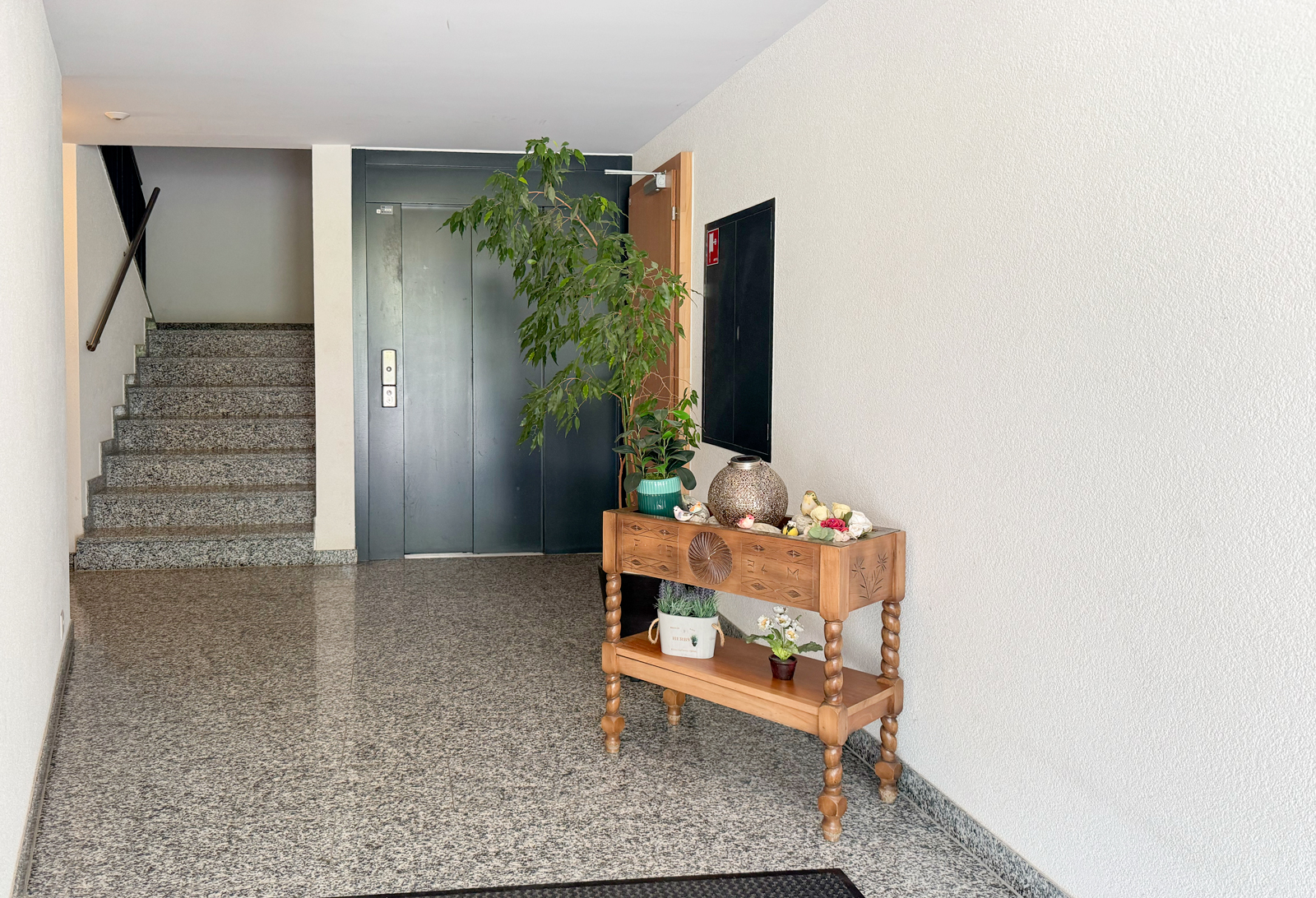 Treppenhaus mit Aufzug und Eingangskonsole