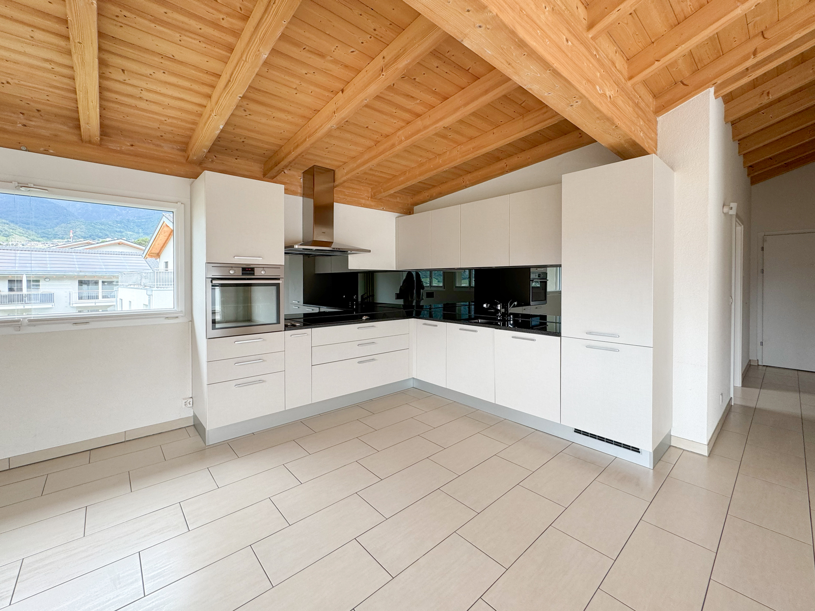 Helle Küche mit Holzdecke