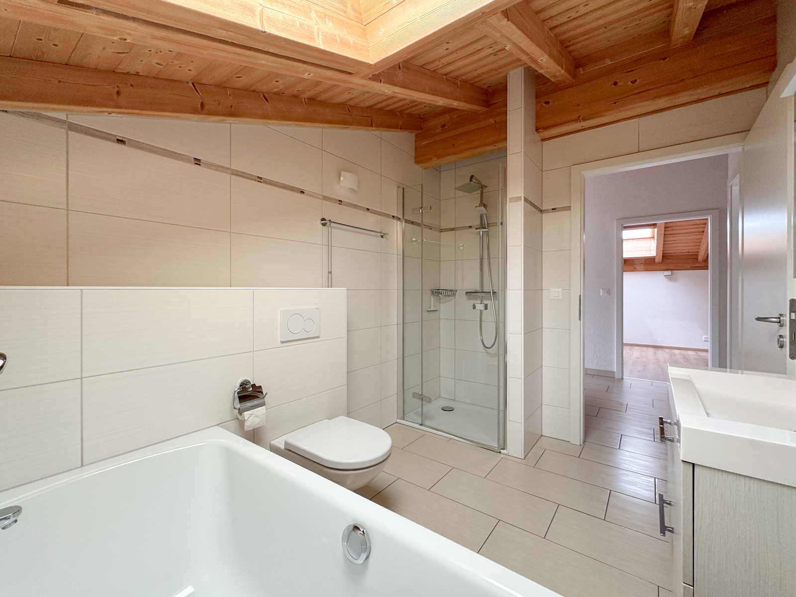 Modernes Badezimmer mit Holzdecke
