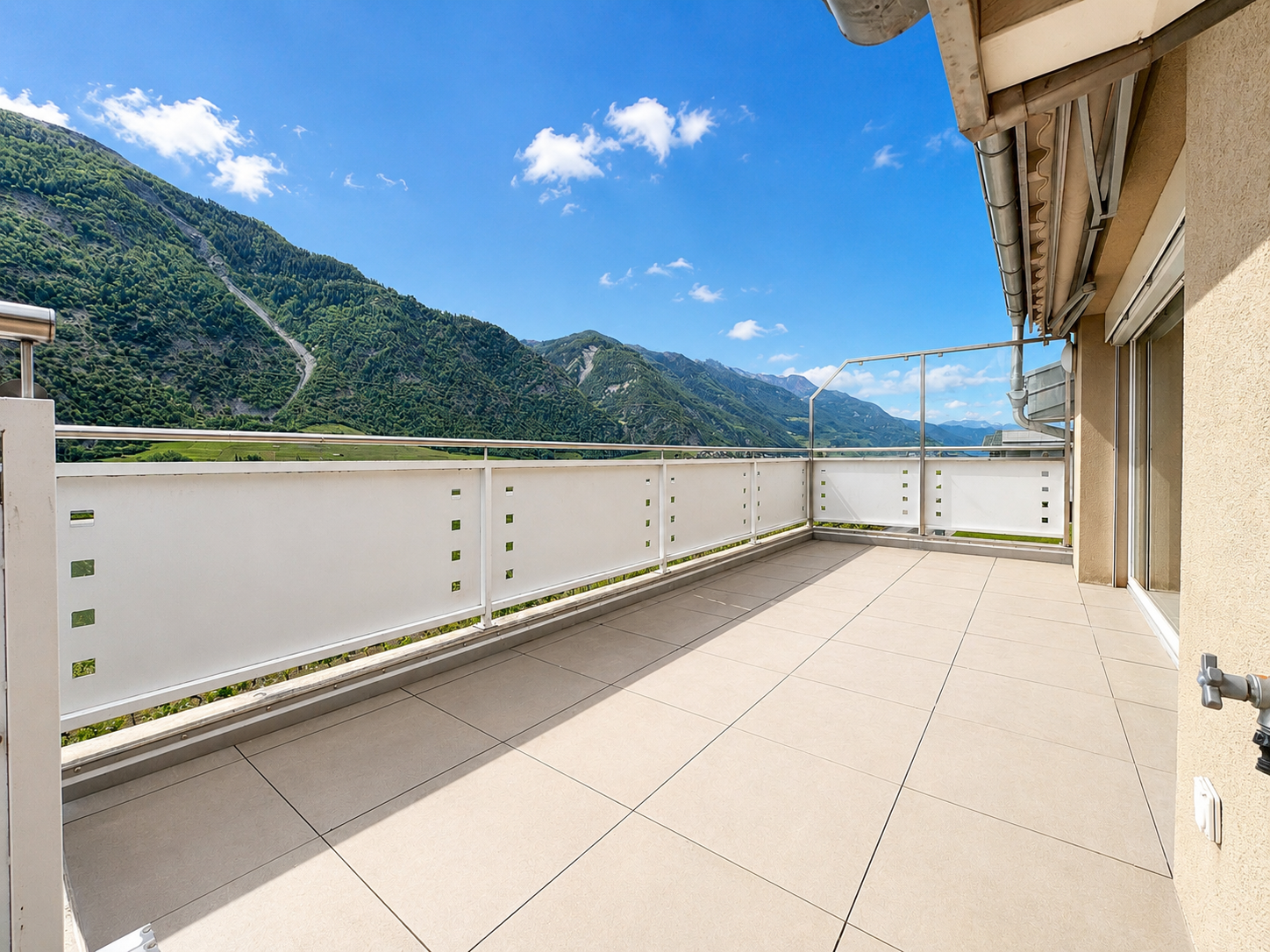 Großzügiger Balkon mit Bergblick