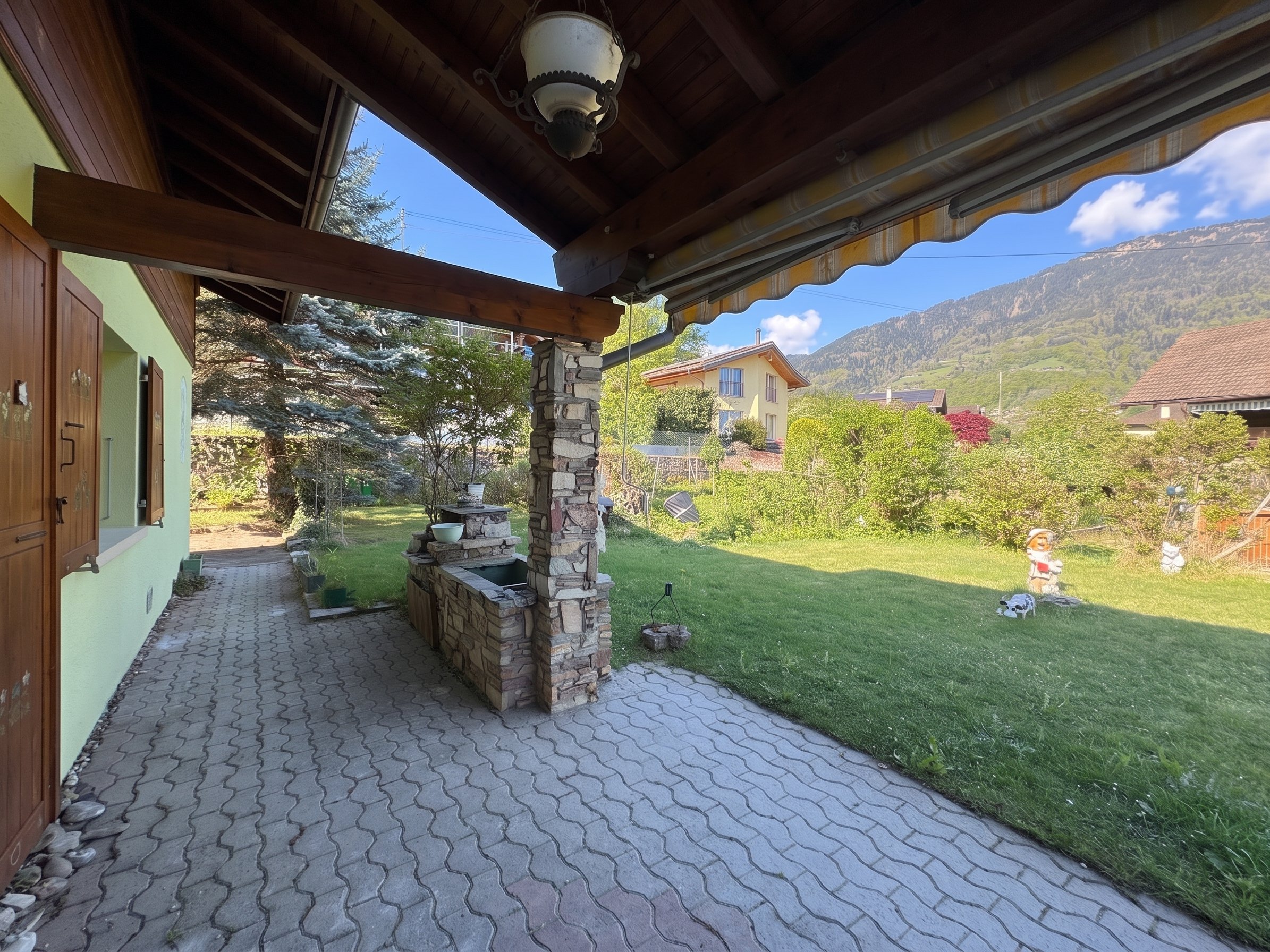 Überdachte Terrasse mit Bergblick