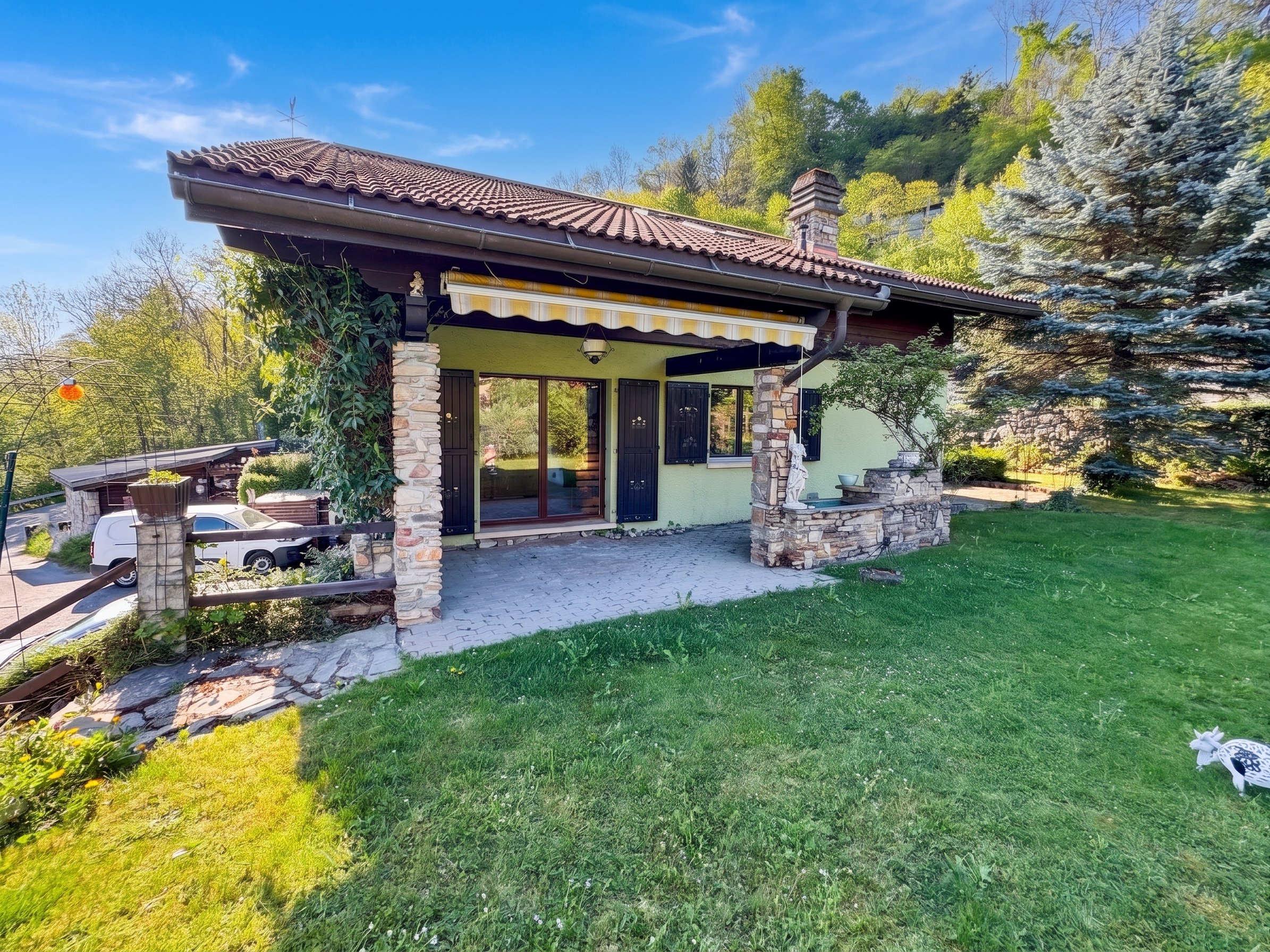 Außenansicht eines Hauses mit Garten