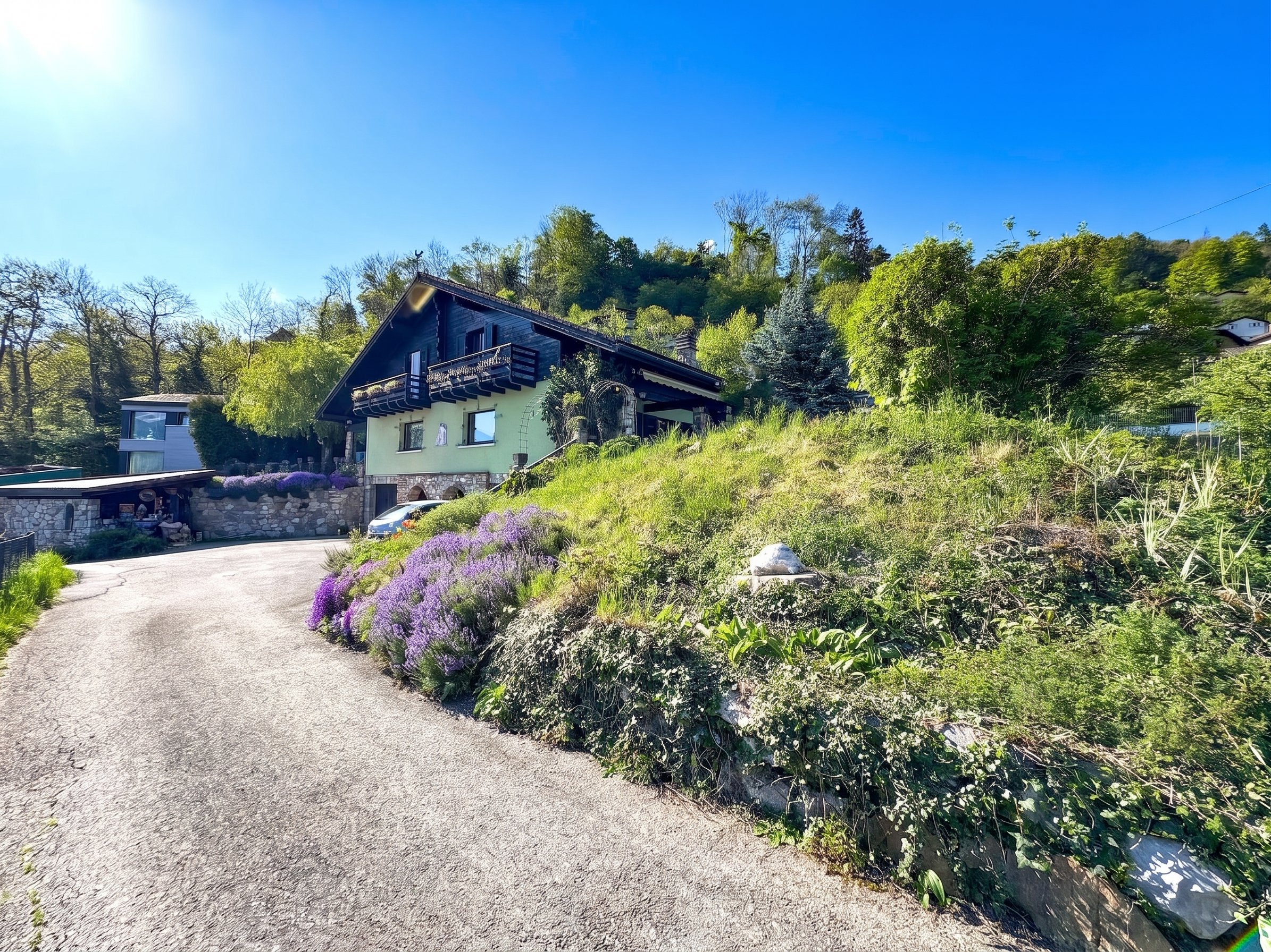 Landhaus mit Hanglage und Garten