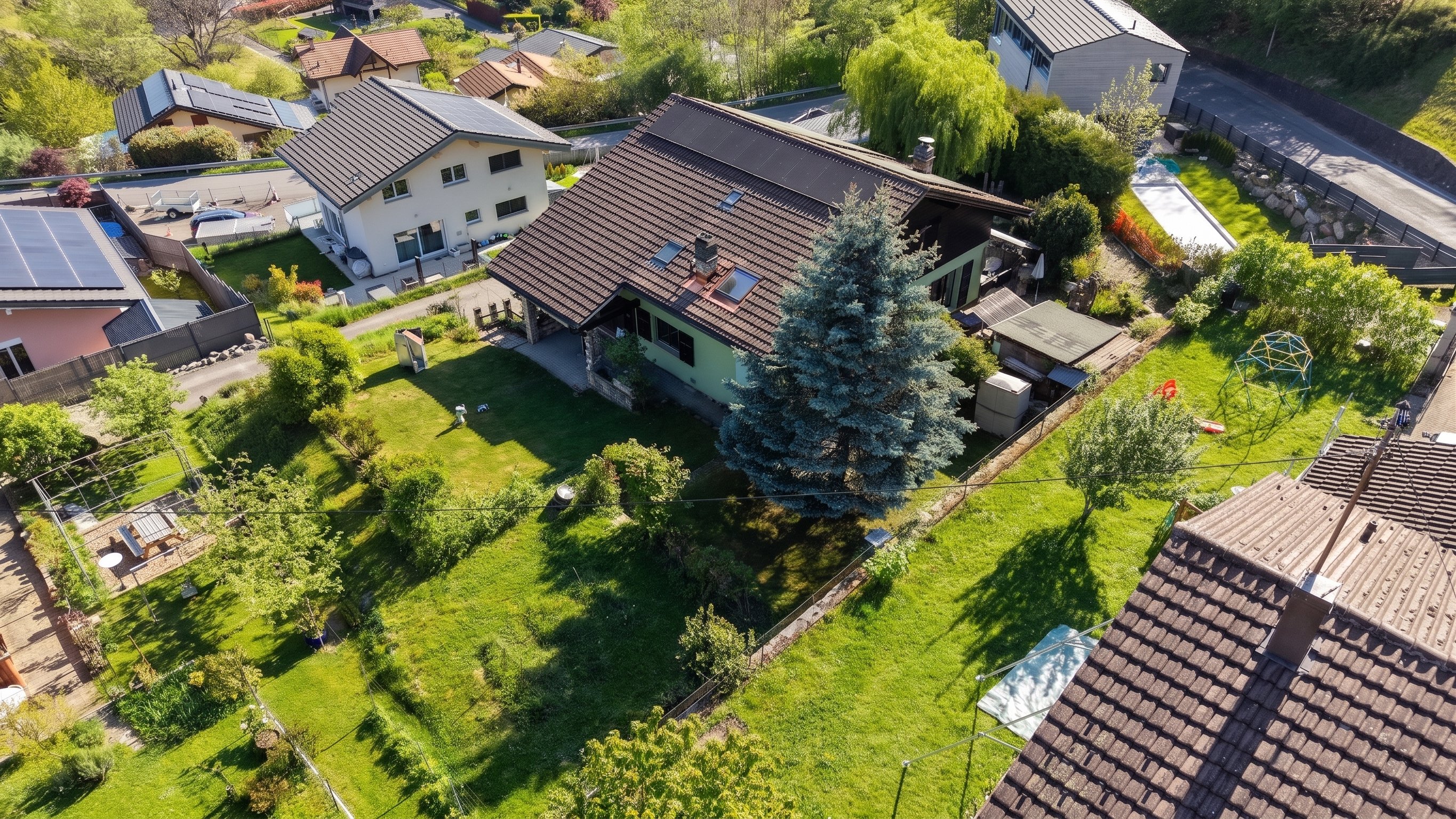 Luftaufnahme eines Einfamilienhauses mit großem Garten